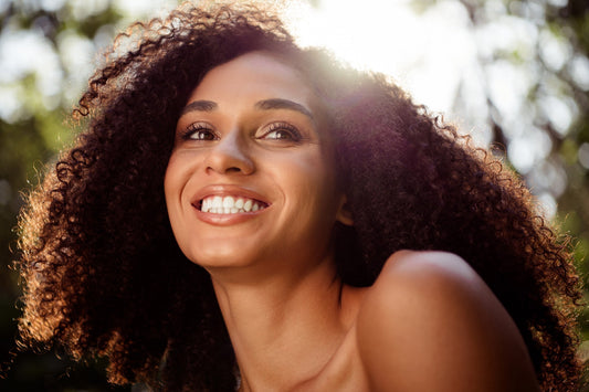 Comment choisir son coiffeur pour cheveux bouclés, frisés, crépus : le guide complet - Séléné Coloristes